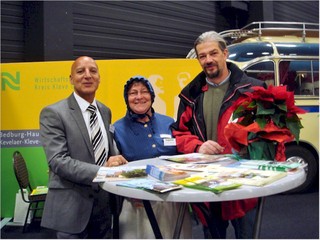Am 07. Dezember 2010 war das Büro für Kultur und Fremdenverkehr der Gemeinde Weeze durch Khalid Rashid (links im Bild) erstmalig auf der Fachmesse „GreenLive“ für Landwirtschaft und Garten im Wunderland Kalkar dabei. 
